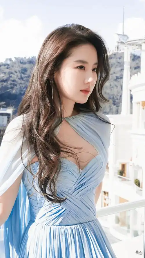 刘亦菲蓝色抹胸纱裙