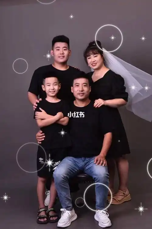 一家四口全家福两个皮夹克