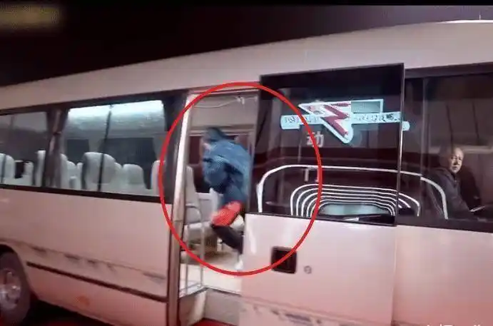 原创周笔畅在车里摔倒吉克隽逸在一旁幸灾乐祸两人感情如何很明显