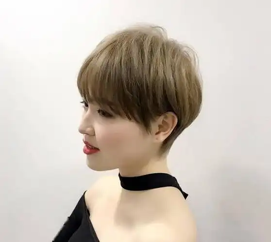 今年流行无鬓角短发