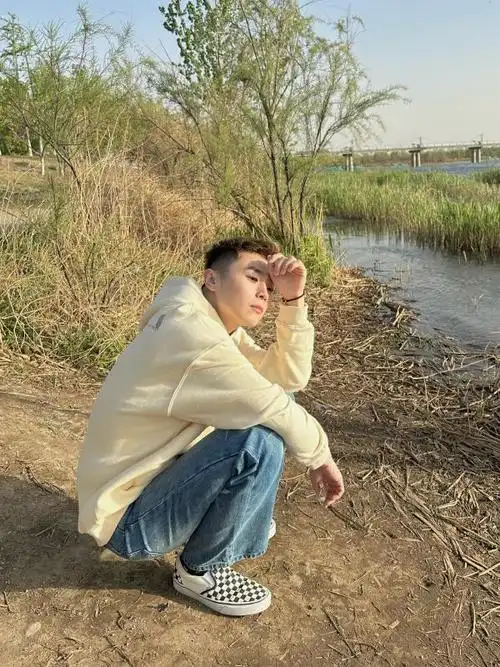 德云社张九南晒春游照,称自己"风干狗肉",评论区画风直接跑偏