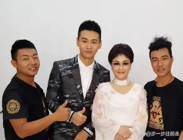 歌手李谷一登台表演身着长裙仙气十足74岁的她依然光彩照人