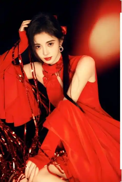 今天是2024年元旦,小姐姐鞠婧祎的一组美照曝光,她身穿红色连衣裙娇艳