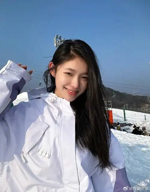 林允巴黎时装周芭比粉造型