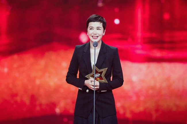 蒋雯丽西装优雅亮相国剧盛典 获"年度杰出剧星"