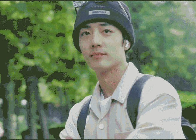 肖战超话#肖战#xz#肖战漫步车水马龙的街头#  有趣的灵魂  理想的男友