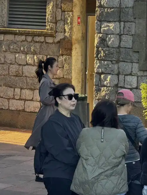 48岁林心如现状国外拍摄被偶遇穿绿色风衣扎高马尾像30岁