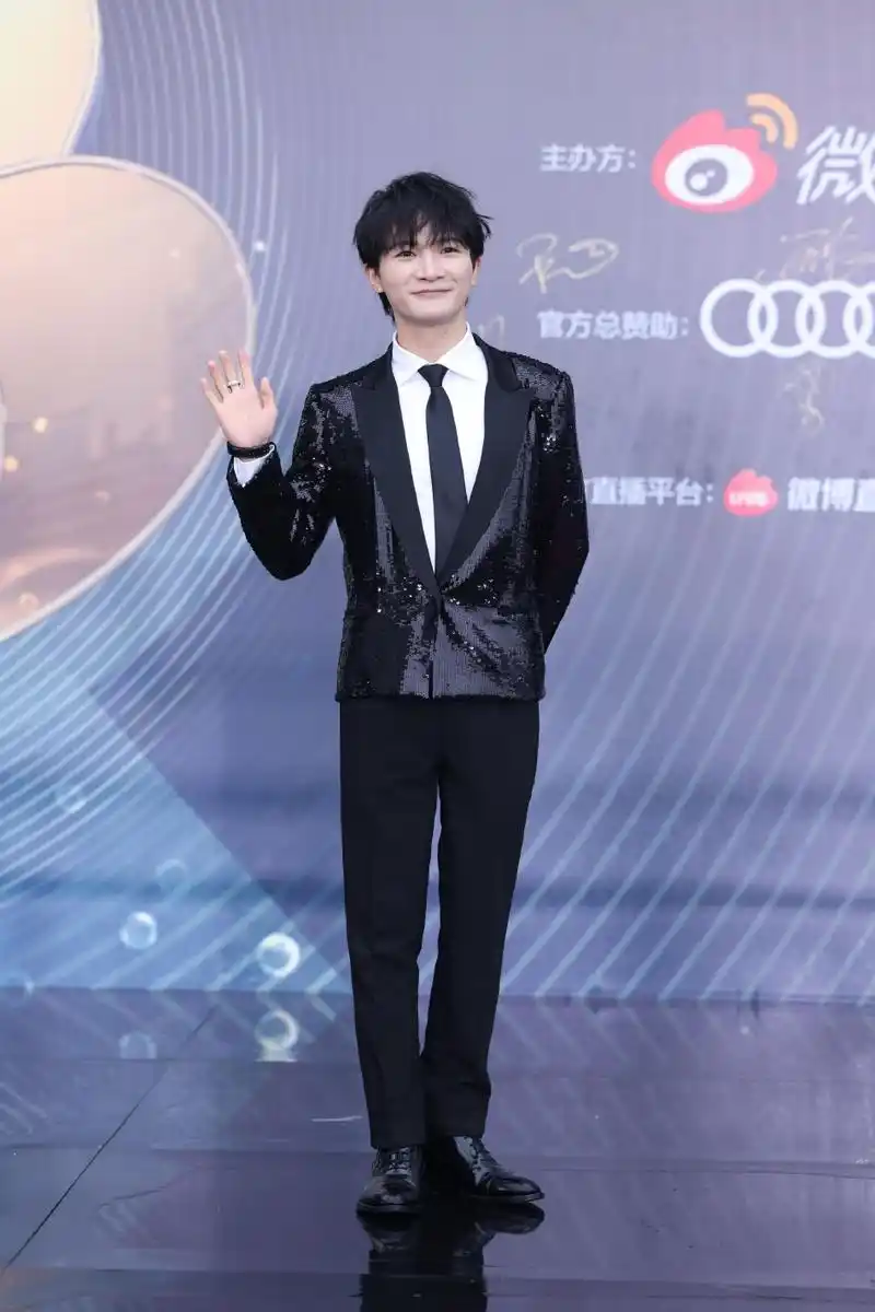 组图:周深亮相2022微博电影之夜 穿黑色亮片西装微笑招手致意