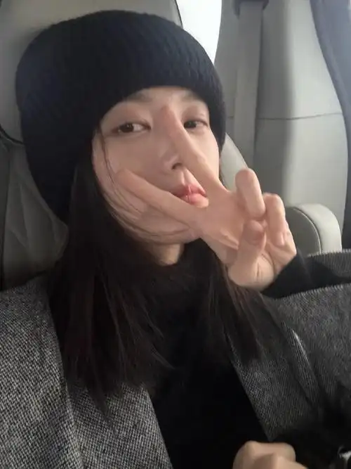 李一桐车内自拍live图##李一桐素颜比耶自拍