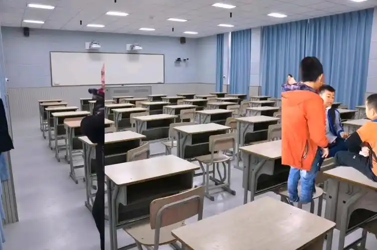 《你和你的同学们下课讨论王者荣耀而你启动原神这档事》