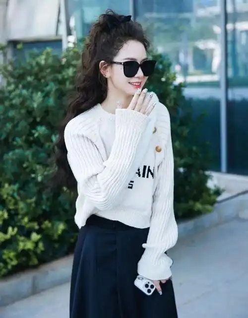 最近,戚薇再次以她独特的时尚品味,再次掀起了一股"极简"穿搭热潮.