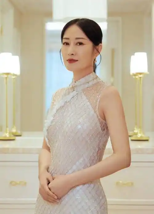 被刘敏涛的酒店自拍图惊艳!穿旗袍 盘发变"贵妇",性感又迷人