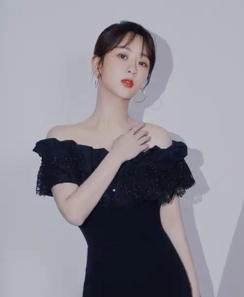 里男孩》以外已经别的存货了,之前和李易峰的《镜双城》听说暂停拍了