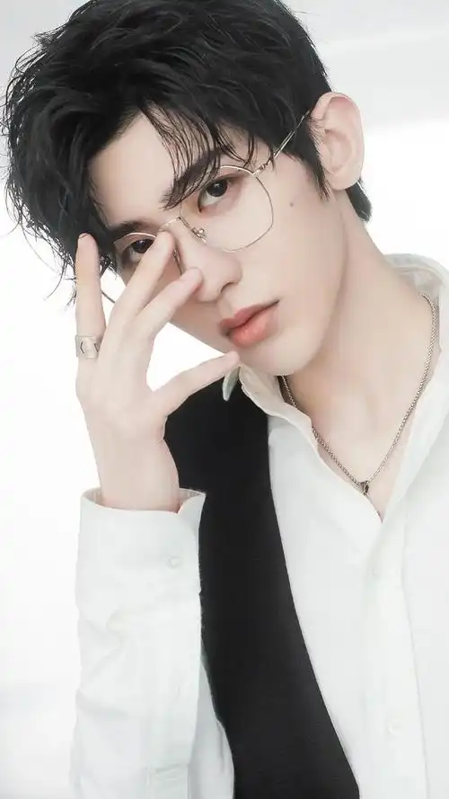 蔡徐坤壁纸第100期:你笑起来的样子,让我的内心也在跟着笑