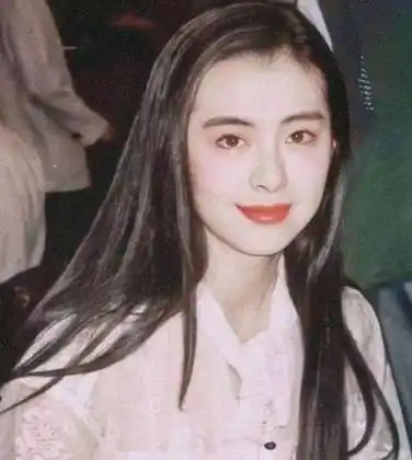 54岁王祖贤素颜照真容,法令纹显眼鼻子僵硬,与年轻时判若两人?