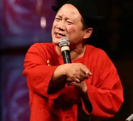 20日,《乡村爱情》中谢广坤的扮演者唐鉴军,因为将自己新买不久的豪车