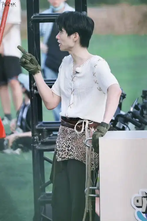 魏大勋孟宴臣#可能很多人对十多斤没什么概念,其实对魏勋身高来说他