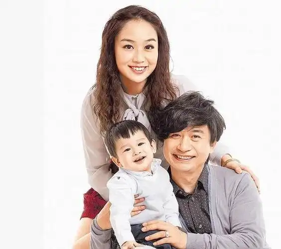 54岁黄舒骏再当爸小24岁妻子二胎得女凑成好字