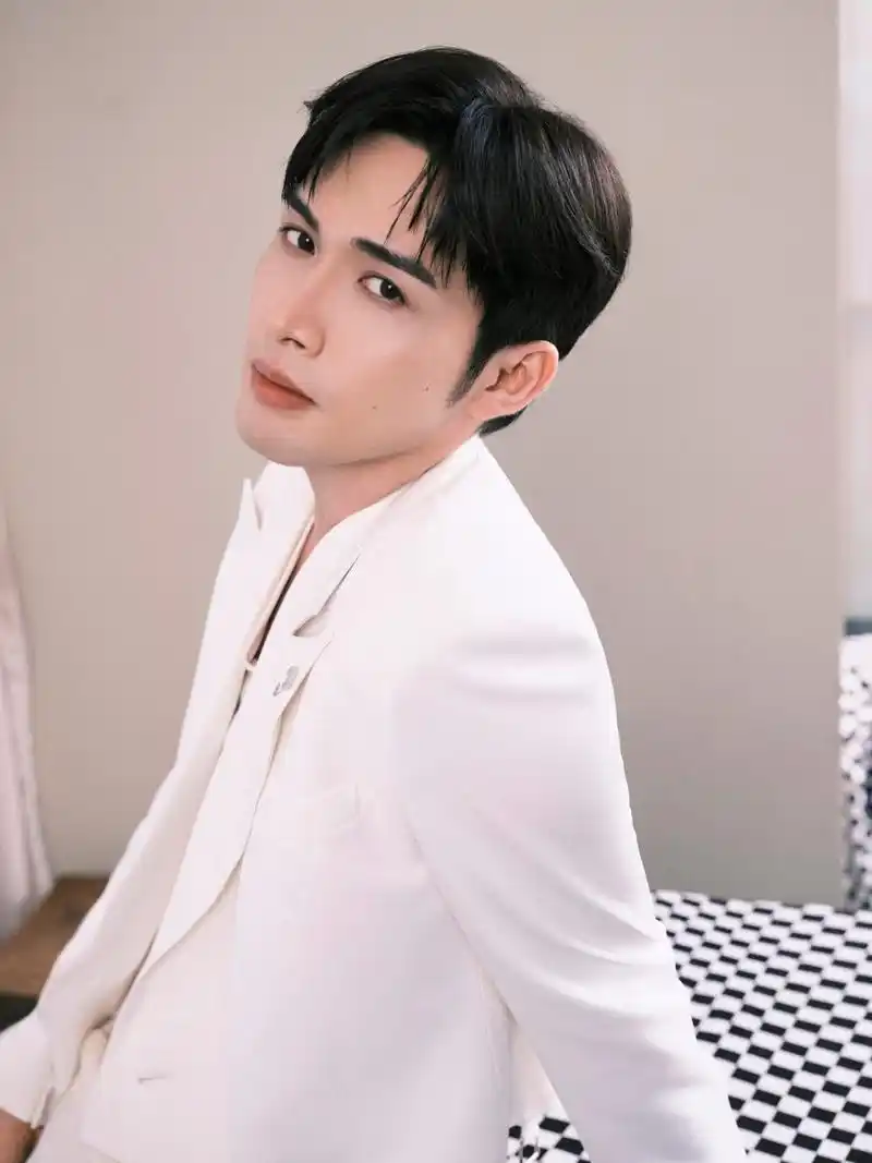 张彬彬白马王子造型#张彬彬今天一身白西装亮身品牌直播活动,纯白