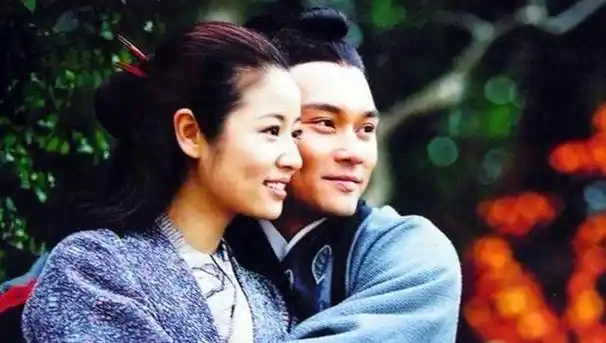 在电影《夜玫瑰》里面,林心如又和不老男神钟汉良合作,这部剧里面两个