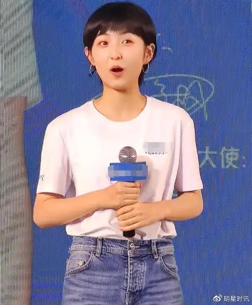 张子枫这是真的胖了,剪完"短发"脸大一圈,生图下的腿一言难尽