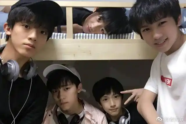 何洛洛军训完全没黑,与严浩翔罕见同框互动,关系好坏一目了然