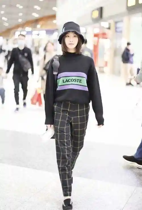 蓝盈莹的机场造型真不错,羊羔毛外套配针织衫,波波头发型好洋气