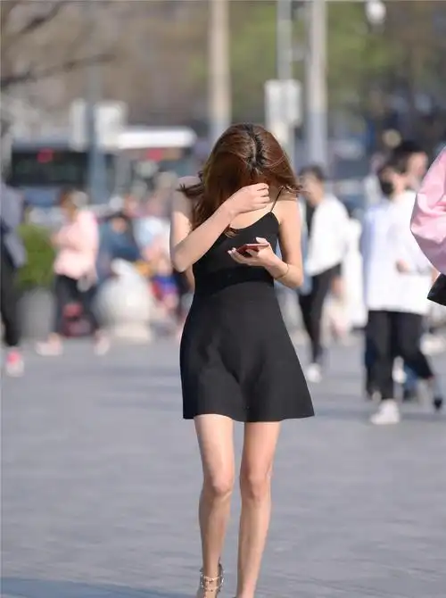 吊带连衣短裙搭配细跟铆钉凉鞋,修身显瘦的搭配,春天要精彩一些