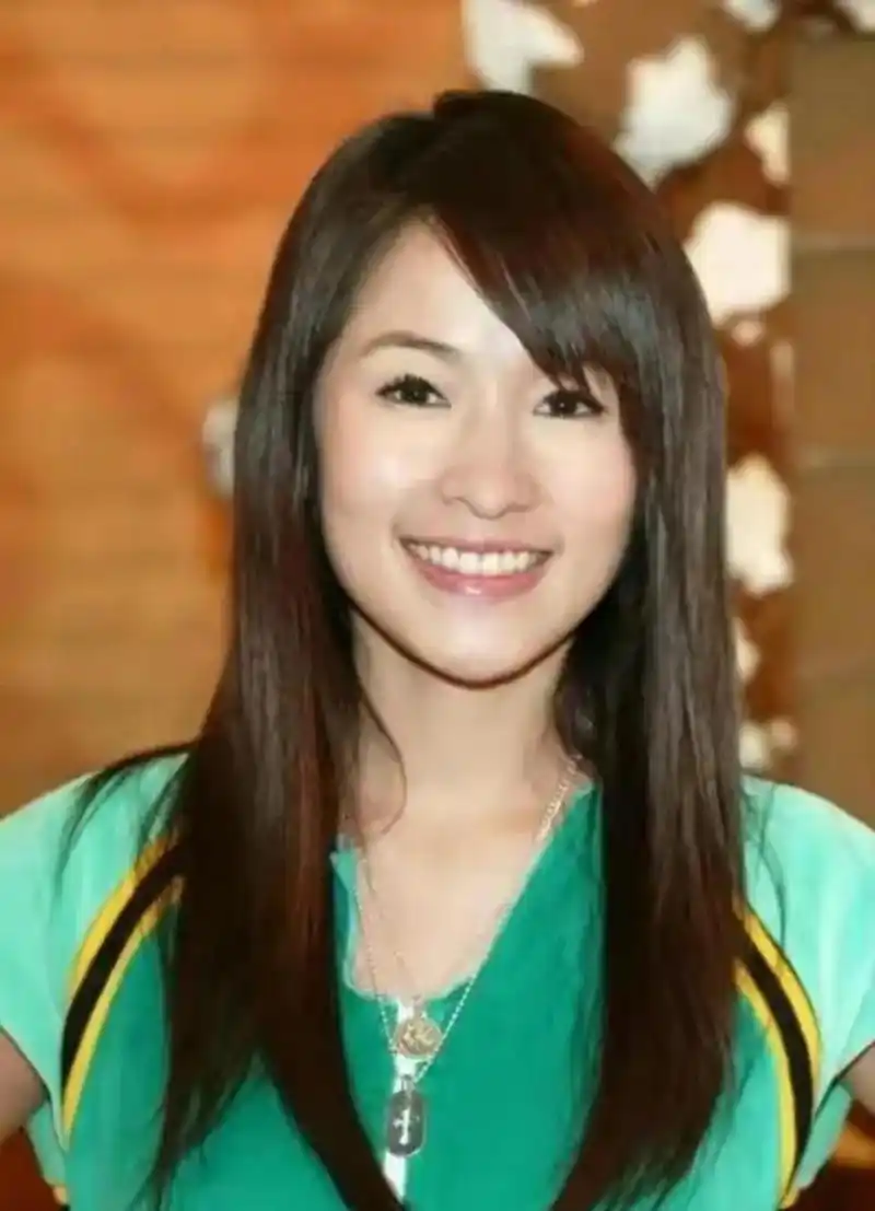 萧亚轩刚出道的时候的片片,和最新直播的照片.差距太大了!