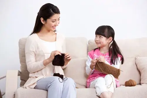妈妈和女儿在家织东西