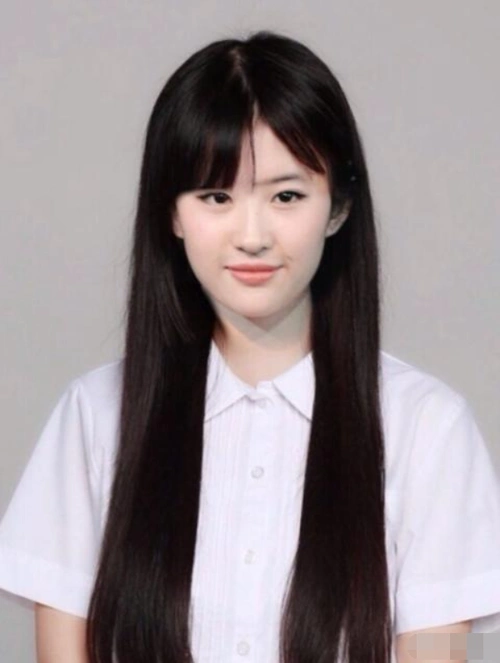 原创刘亦菲出道多年为何不留刘海?当看到齐刘海照片后,竟撞脸鞠婧祎