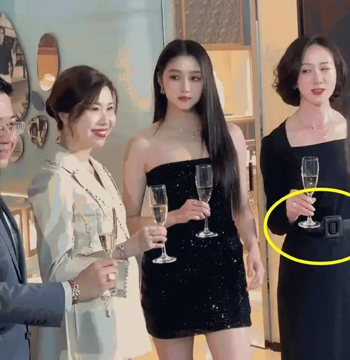 关晓彤怀孕风波升级!不止发福明显还刻意遮挡,更多细节曝光!