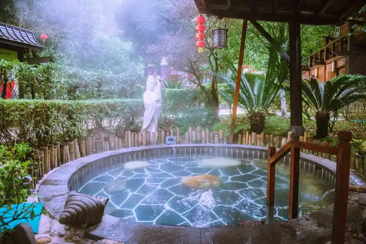 这个冬天去温汤小镇泡个温泉还能治病呢