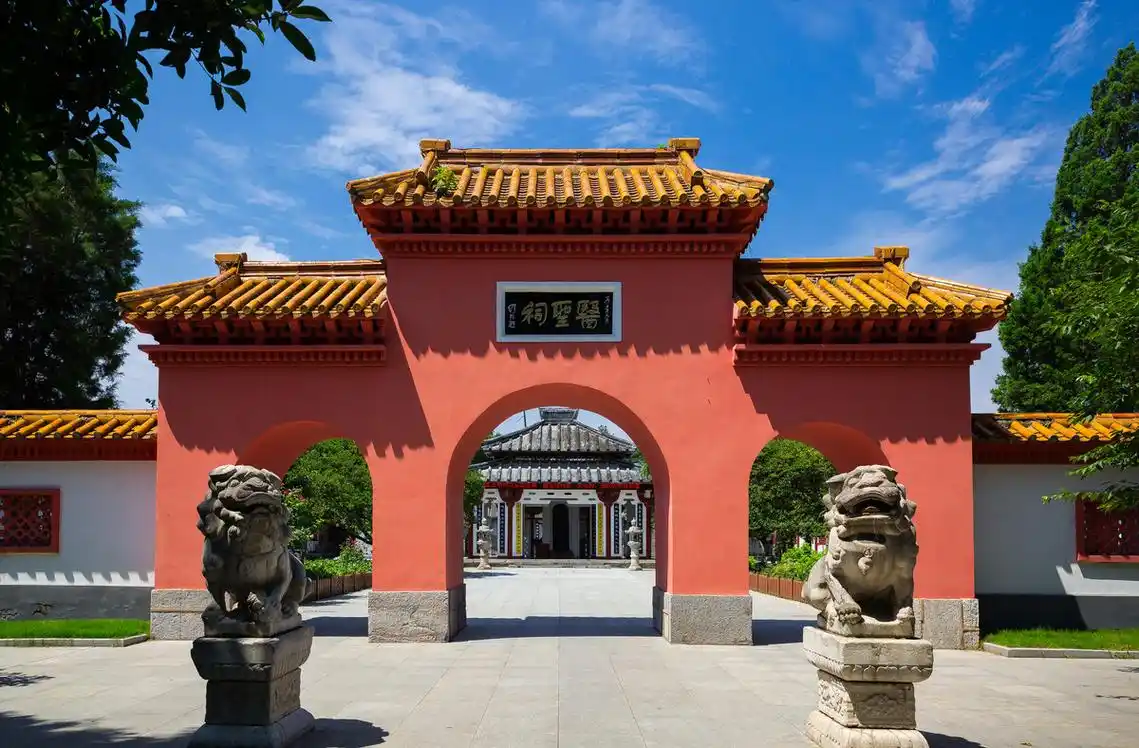 医圣祠位于中国中医药服务贸易重点城市河南省第三大城市南阳市城东