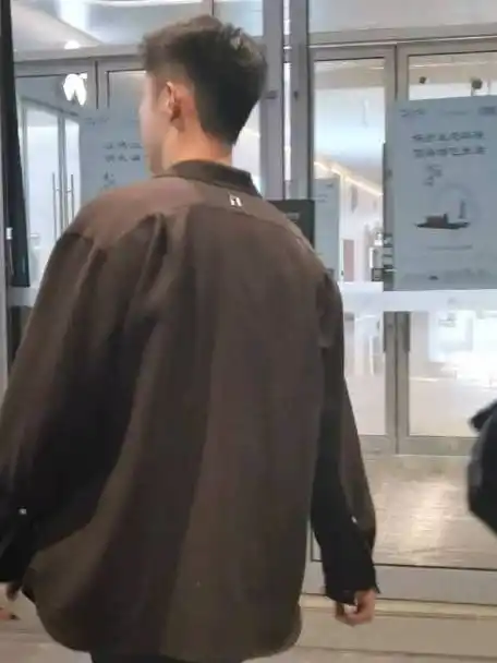 今天的第二套造型  背影/行走饭直接吃饱饱,嗝～  黄景瑜超话@johnny