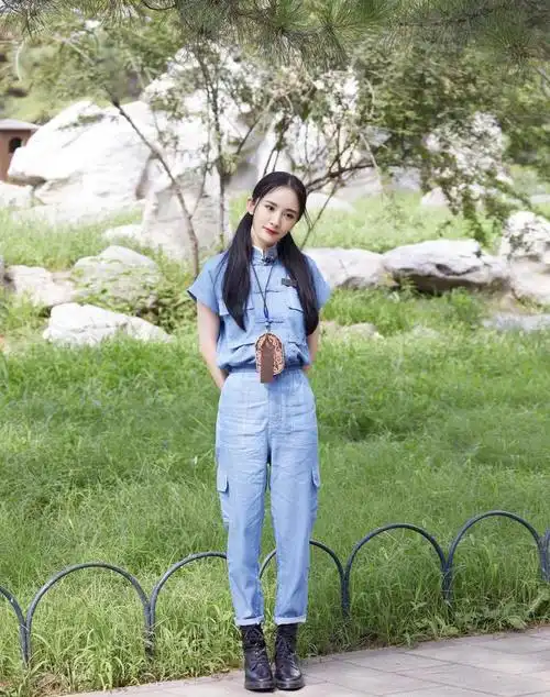 杨幂真会打扮姜黄色大衣内搭毛衣亮相大波浪卷发配长筒靴好美