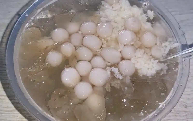 大叔今天很洋气,南充高坪吃三鲜冰粉,冰冻醪糟小汤圆你吃过吗?