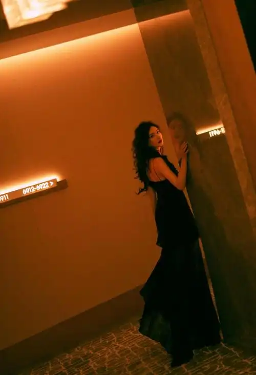 组图:江疏影港风氛围感大片 黑色吊带开衩裙配卷发红唇美到失语_高清