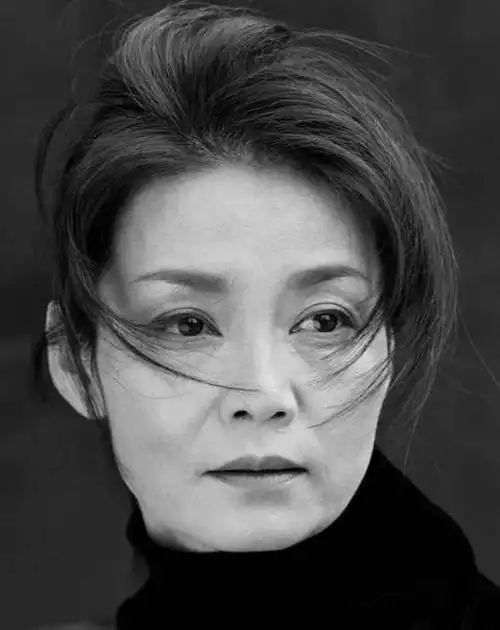 66岁潘虹近照罕曝光抱小孩坐腿上很亲切秦岚出现立马靠边