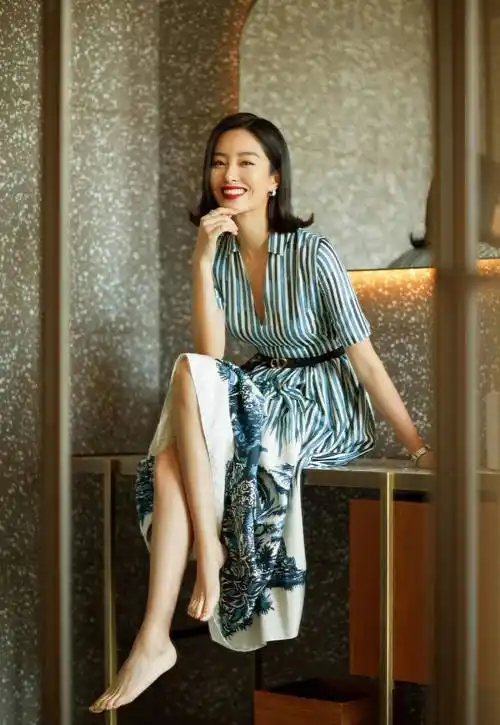 原创杨采钰本可以做少奶奶硬要拼实力秀穿搭这么会穿阔太圈里少见