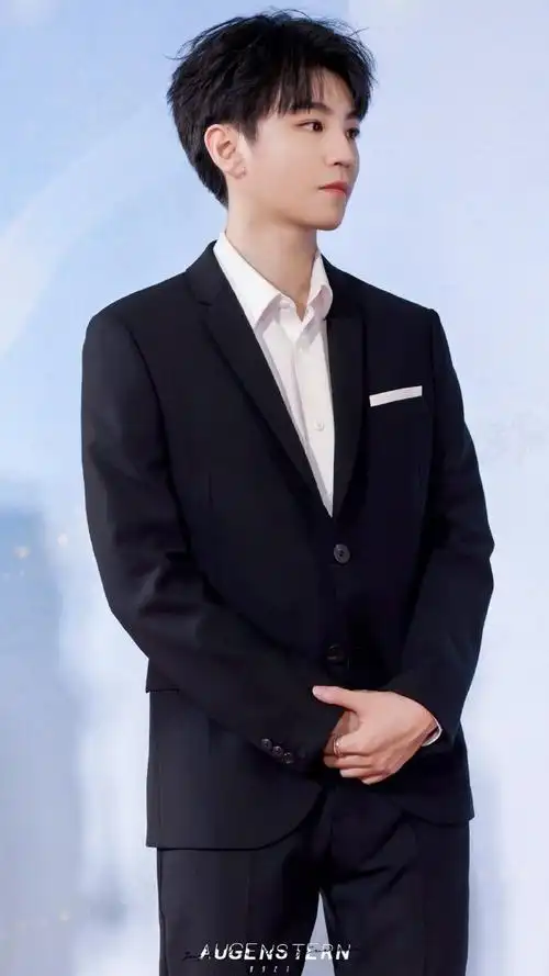 王俊凯大学生电影节黑西装造型