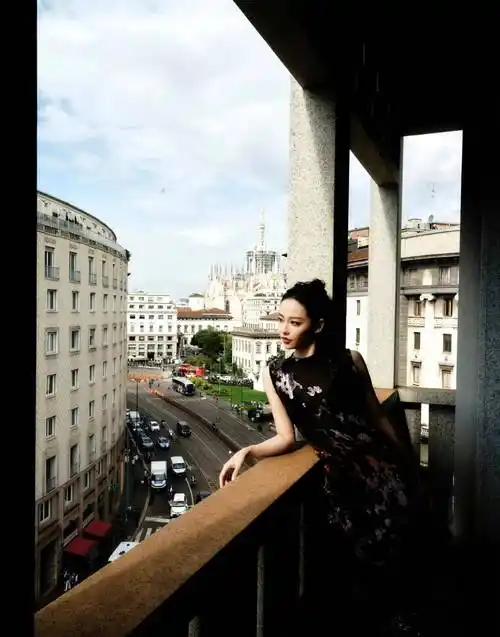 张嘉倪米兰时装周期间街拍,身穿黑色刺绣长裙,自信大方!