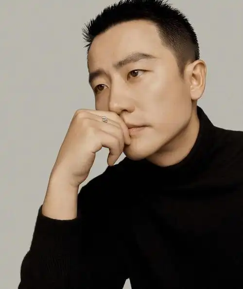 黄轩的上位史,从内娱弃子到名导宠儿,6段情史太精彩