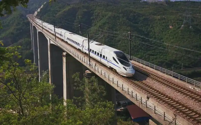 和谐号动车"不踩刹车"过高铁站!最后一趟石秦动慢列车开出京广线!