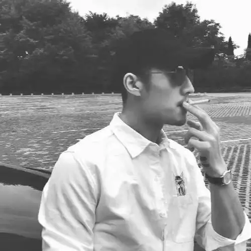 吸烟成熟男人头像