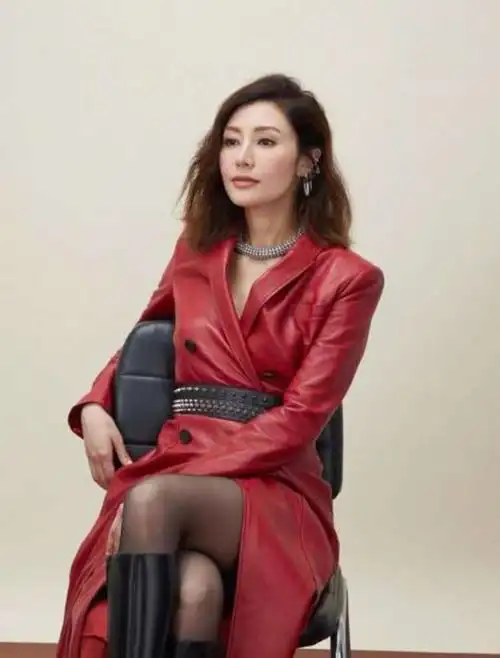 李嘉欣携老公出活动穿抹胸礼服裙好美艳许晋亨西装革履气场强