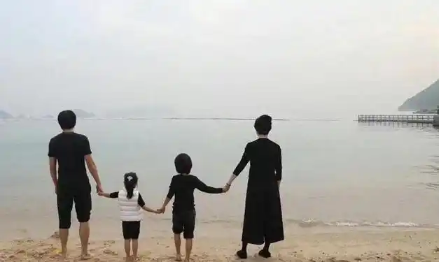 41岁孙俪带全家海边玩耍一家四口背影温馨娘娘长腿迷人很抢眼