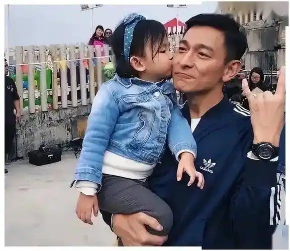 迎12岁生日,眉眼神似妈妈,华仔否认为女儿追生弟弟_刘德华_爱女_香港