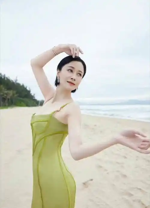 42岁倪虹洁身材一如既往,黑衣黑裤腰细腿长,166身高比例太优越_策划