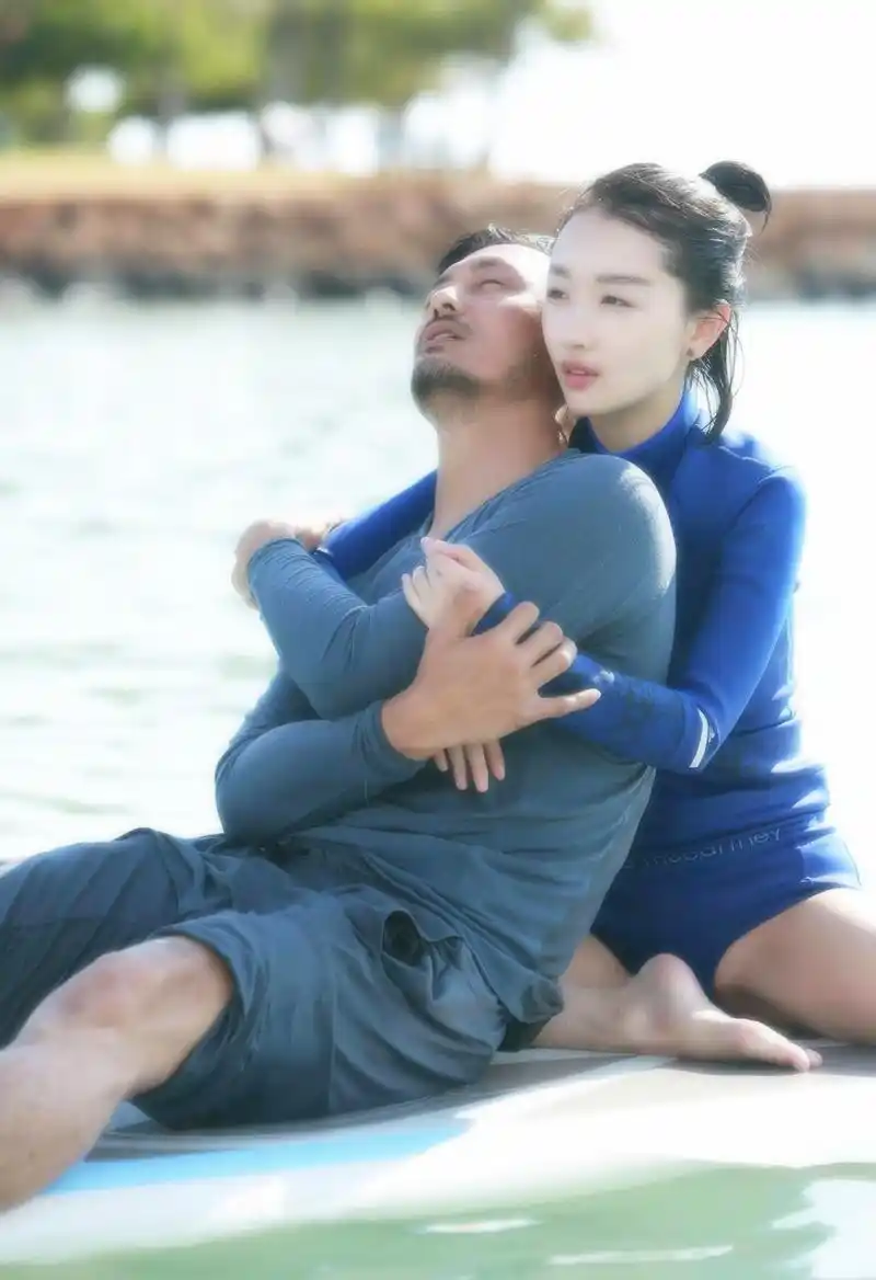 周冬雨和余文乐水上瑜伽,看谁能抗拒原图.